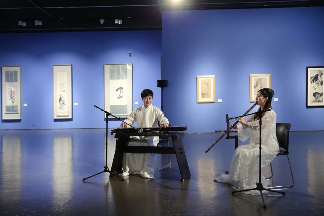 民乐演奏家在"海上生明月"展览现场为观众表演