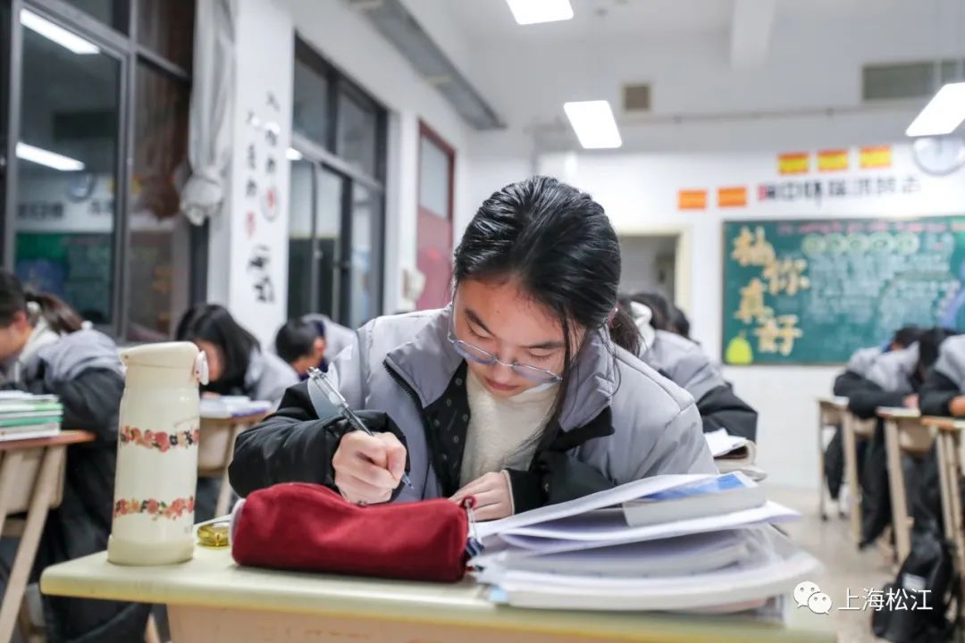 自习教室里座无虚席 学生们在安静的环境里 或奋笔疾书 或沉静思考 或