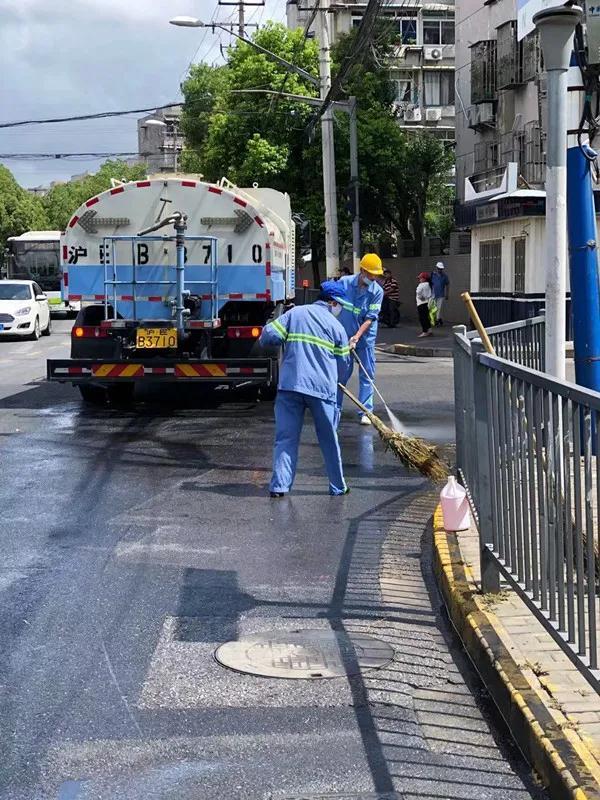 7月20日早上八时许,公司巡查组发现虎林路共江路路口上有湿垃圾撒落