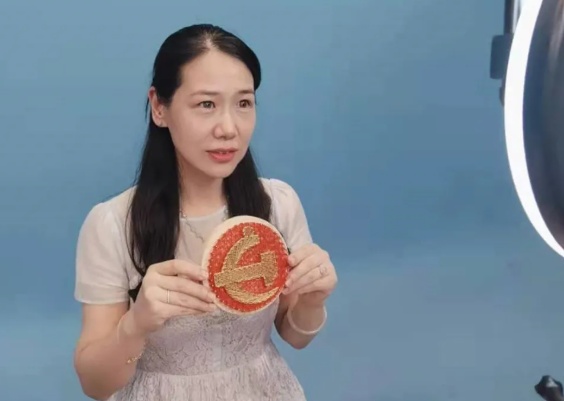 这些虹口孩子以红线绕深情,童心一片永向党!