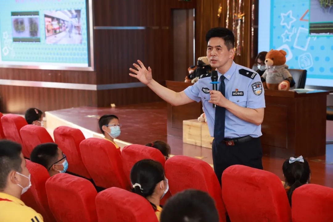 黄奕警官现场教学,为宝山学子上了一堂别开生面的校园安全教育课
