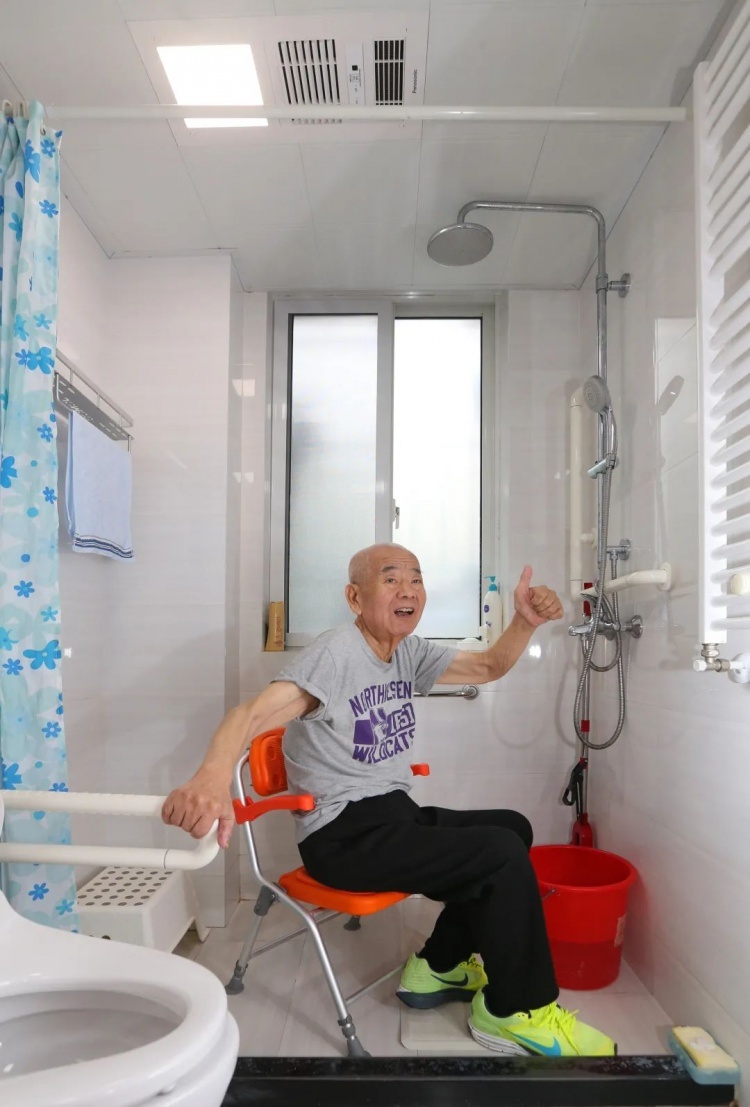淋浴有安全座椅和扶手,更安全!浦东这个街道适老化改造"一户不漏"