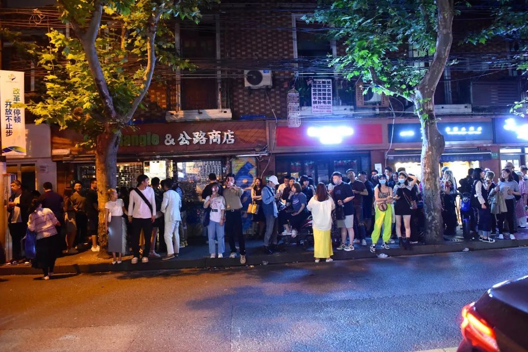 这些小店一到深夜就"变身"!淮海路周边夜生活地图送上