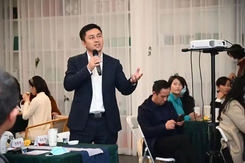 随后,阳礼华,唐晓林为"台湾青年创业实践基地"揭牌.