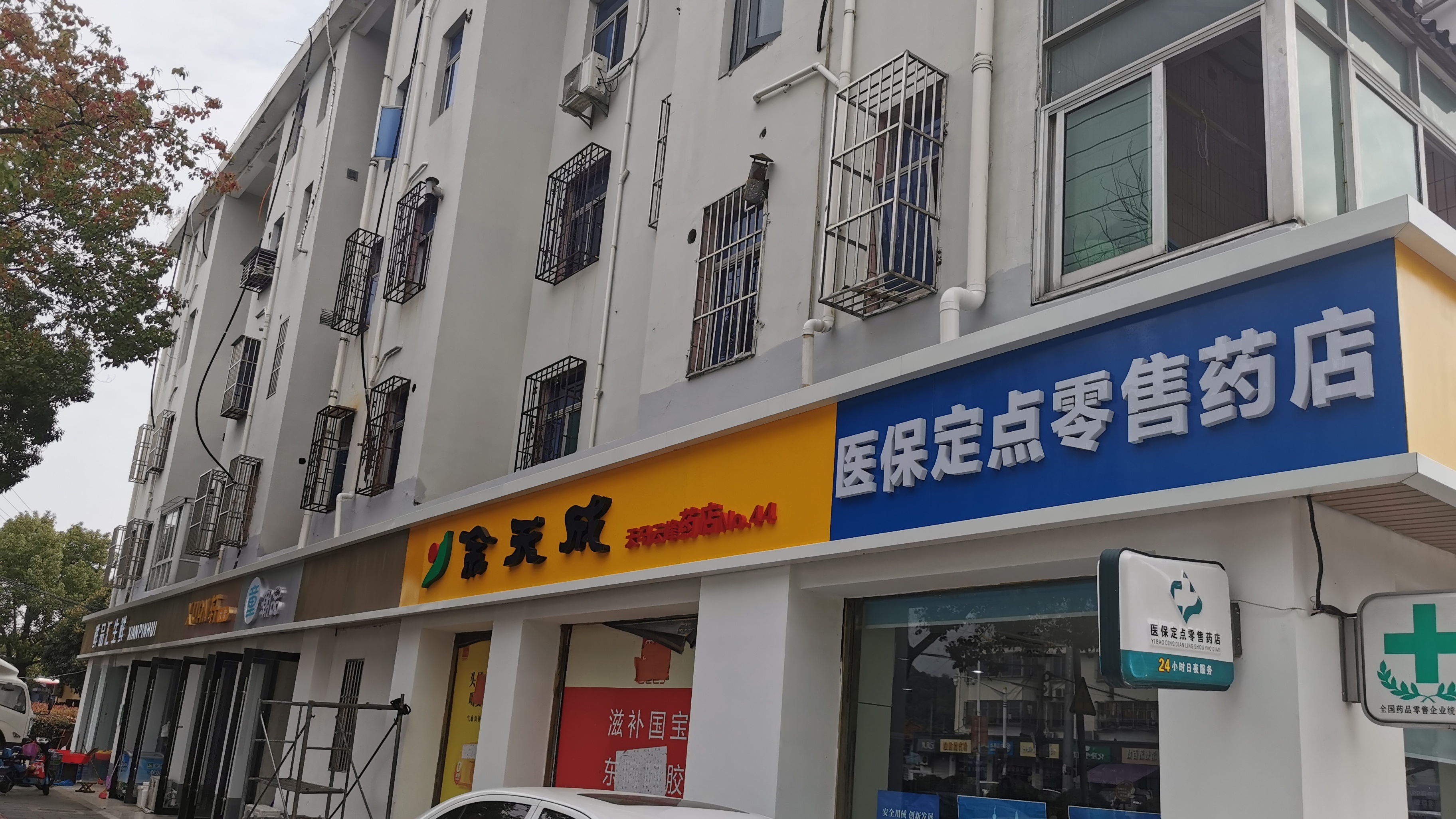 更新店招店牌,划设停车位……佘山镇云峰路改造提升工程竣工