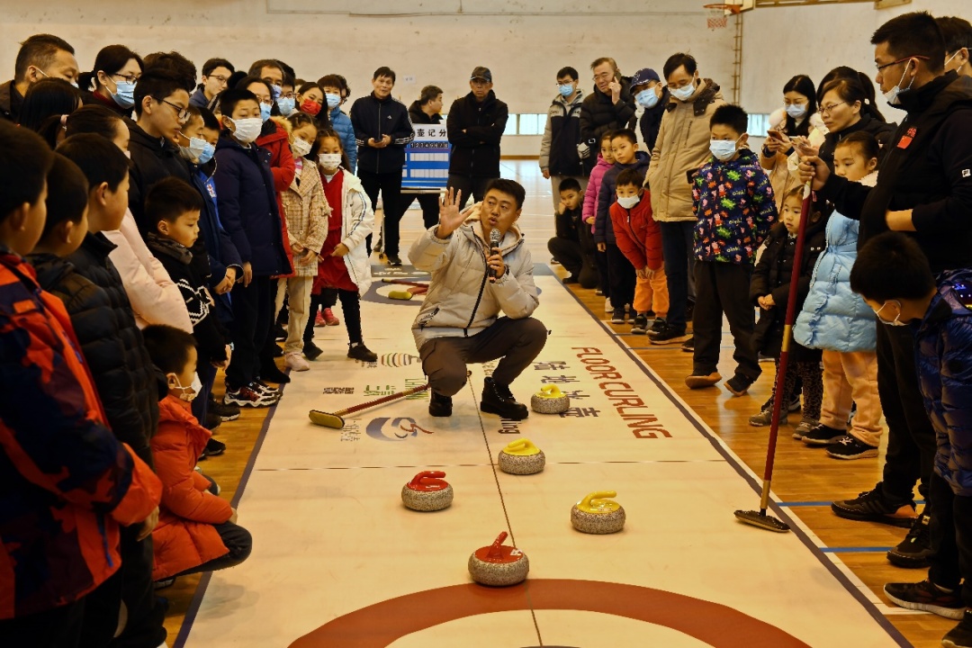 学校特意邀请了原国家冰壶队运动员,上海市冰壶协会青少年教练曹熠伦