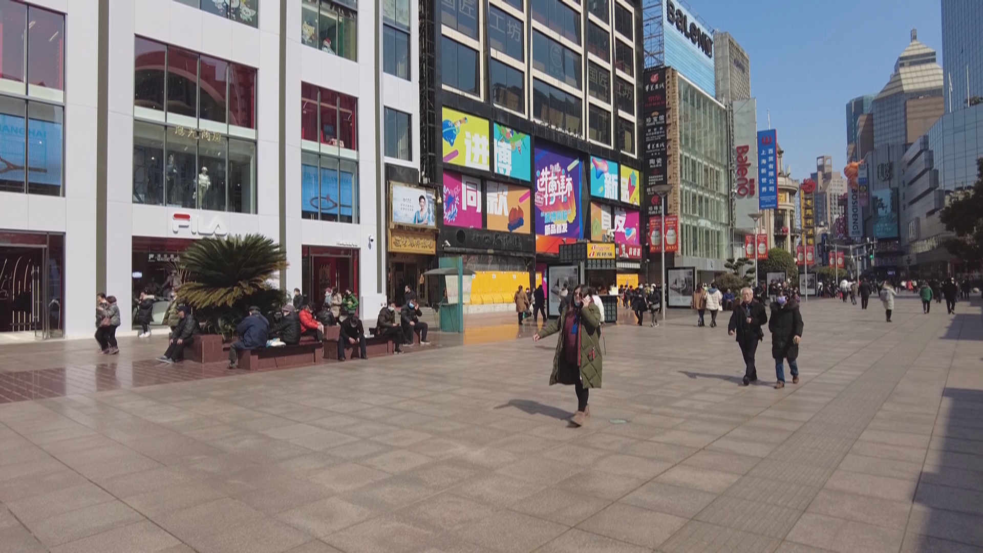 南京路步行街又恢复了热闹的景象晴好的天气令人们出行的兴致高涨午后