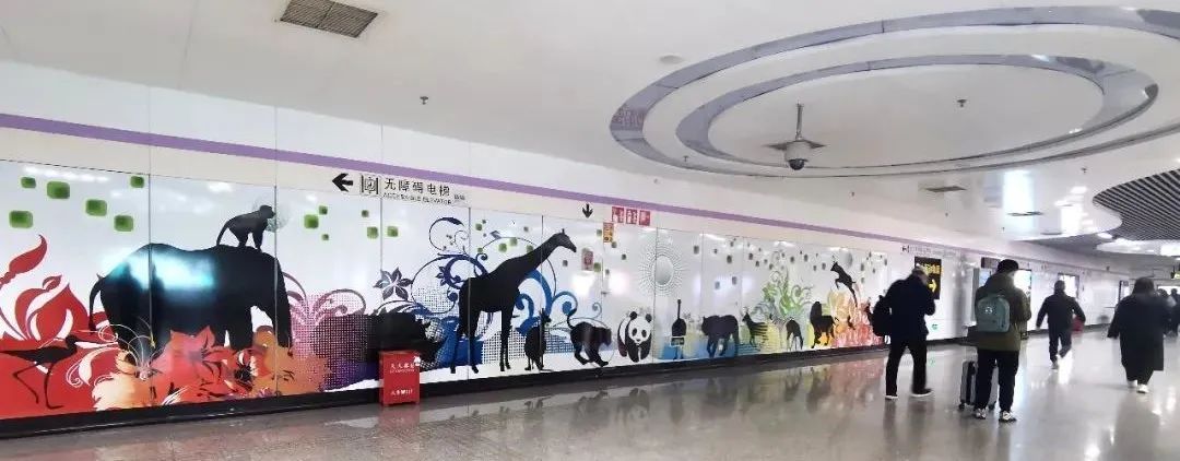 地铁10号线的虹桥路,宋园路,伊犁路,水城路,龙溪路等站点,则分别以不