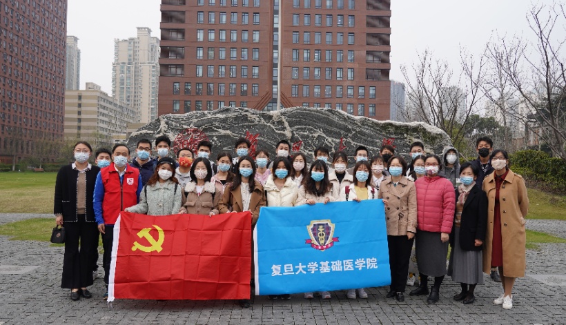 今天(3月19日,来自复旦大学上海医学院的首批68位pcr检测志愿者,在