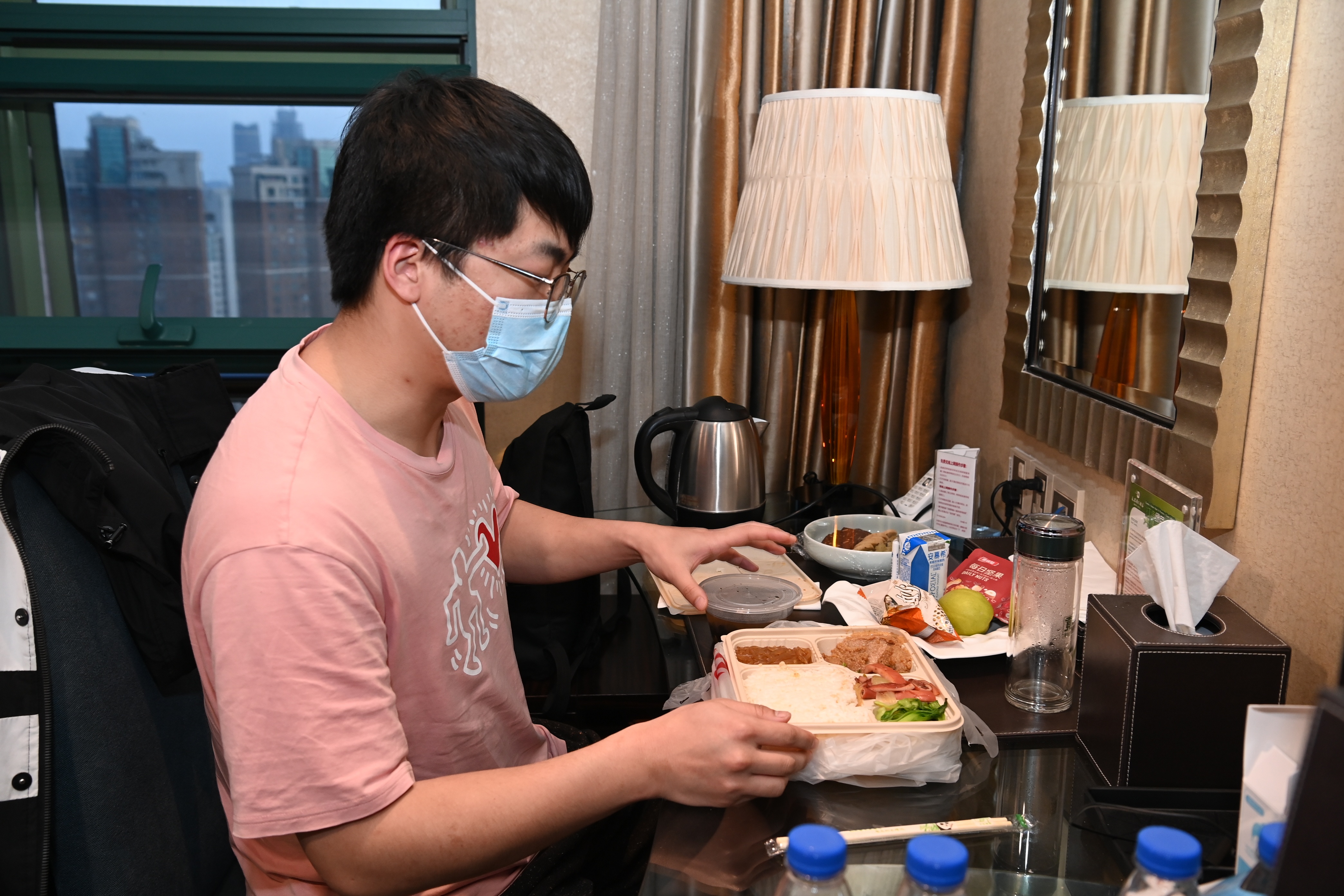 对于酒店提供的餐食和住宿服务,医疗队负责人李之珍表示队员们都非常