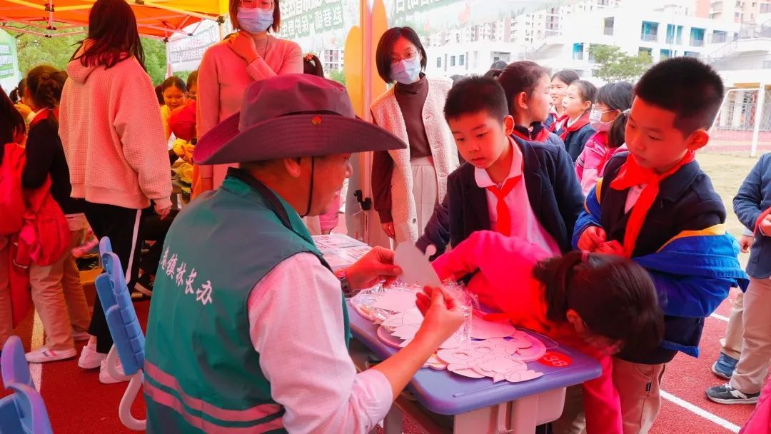 宣传进校园爱护野生动物从娃娃抓起