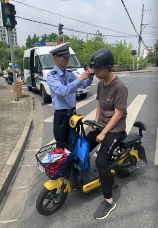 不少市民自觉戴"头盔"出行 再来看看行人过马路 ↓↓↓ 在普陀的街头