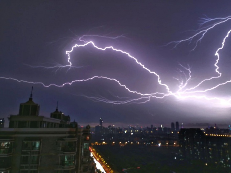 划破夜空今夜魔都上空的闪电你拍到了吗