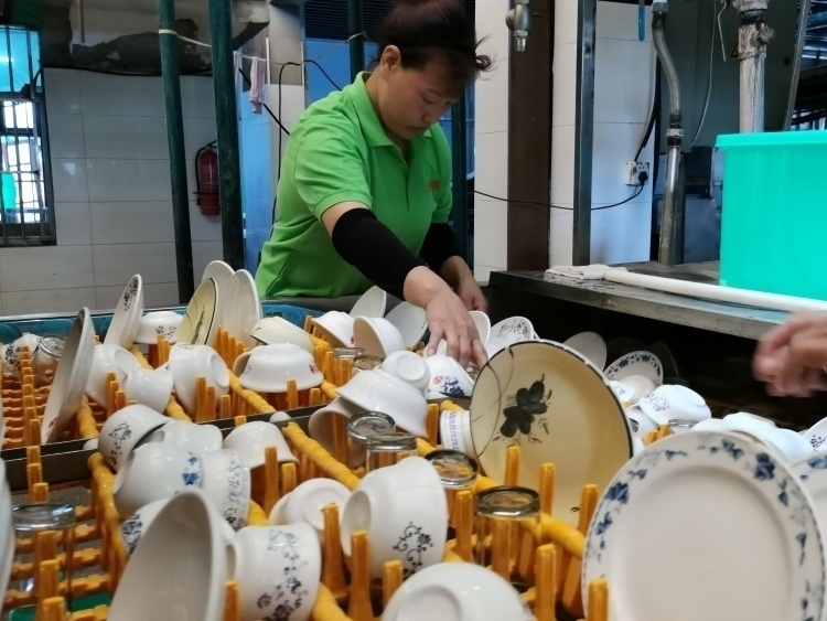 高温消毒池的水可以饮用,洗碗工的手也要取样检测,跟着卫监部门一起