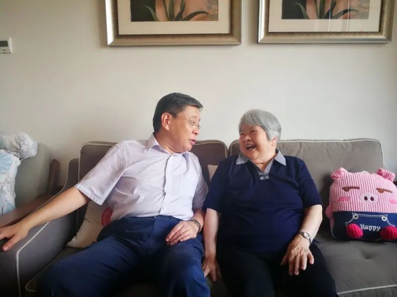 市台办领导看望著名统派人士陈明忠遗孀冯守娥