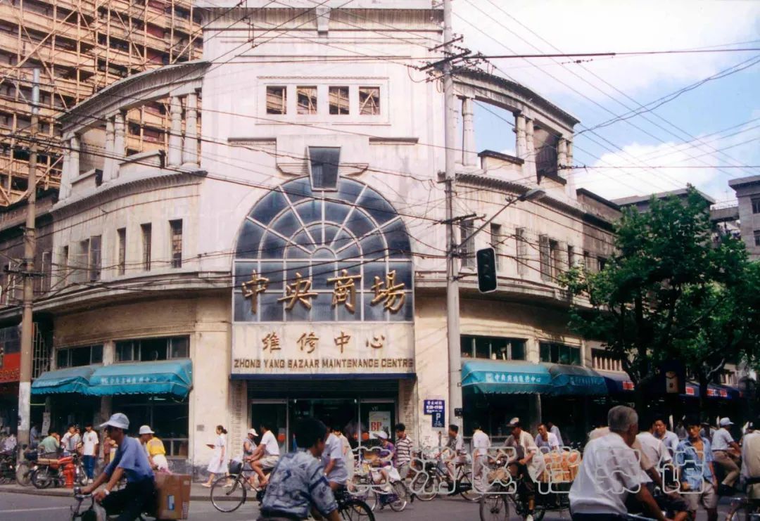 1990年代的中央商场1990年代末的中央商场生意渐趋清淡上海人买东西既