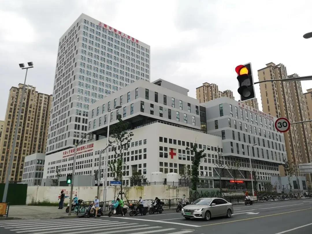 彩虹湾公共服务中心主体结构封顶,预计明年7月竣工!| 人民城市人民建