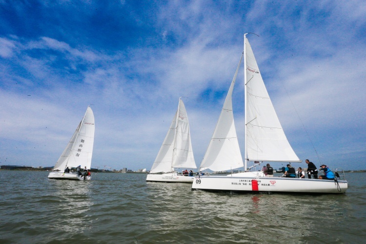 滴水湖上扬帆竞逐 第五届上海"临港南汇新城杯"帆船比赛举行