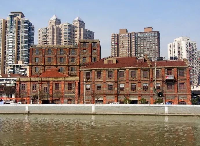 在苏州河畔的百年优秀历史保护建筑上海福新面粉厂旧址举行"苏河不老