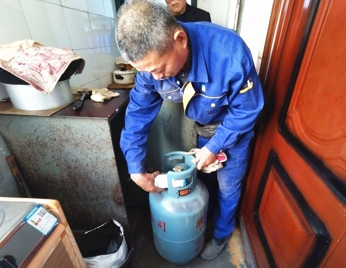 约12万户居民告别"背罐"时代,松江区统一实行瓶装液化气全配送