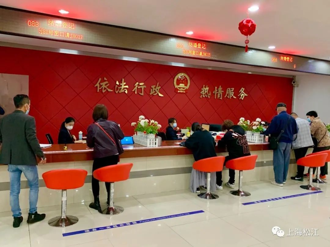 上午,小松来到松江区民政局婚姻登记处大厅,有四,五对新人正在办理