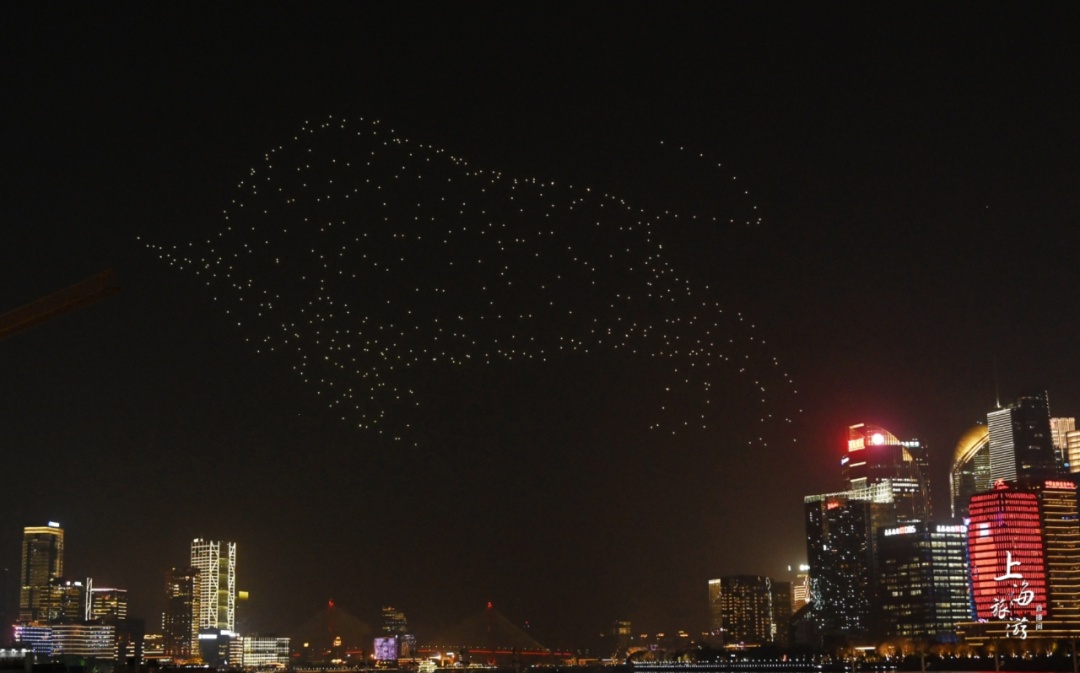 展现"一江一河"美景!数百架光影无人机亮相黄浦江,苏州河交汇处