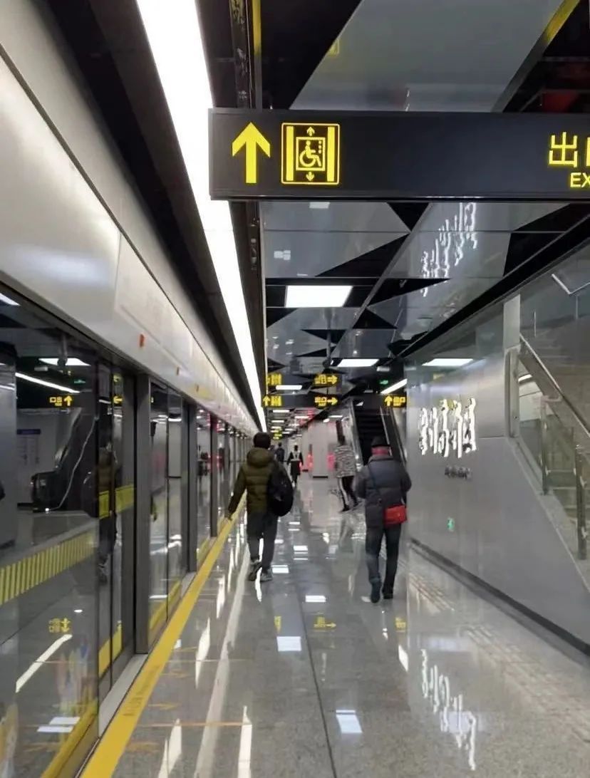 15号线今天开通啦!小编坐了头班车,来看隧道穿梭视频