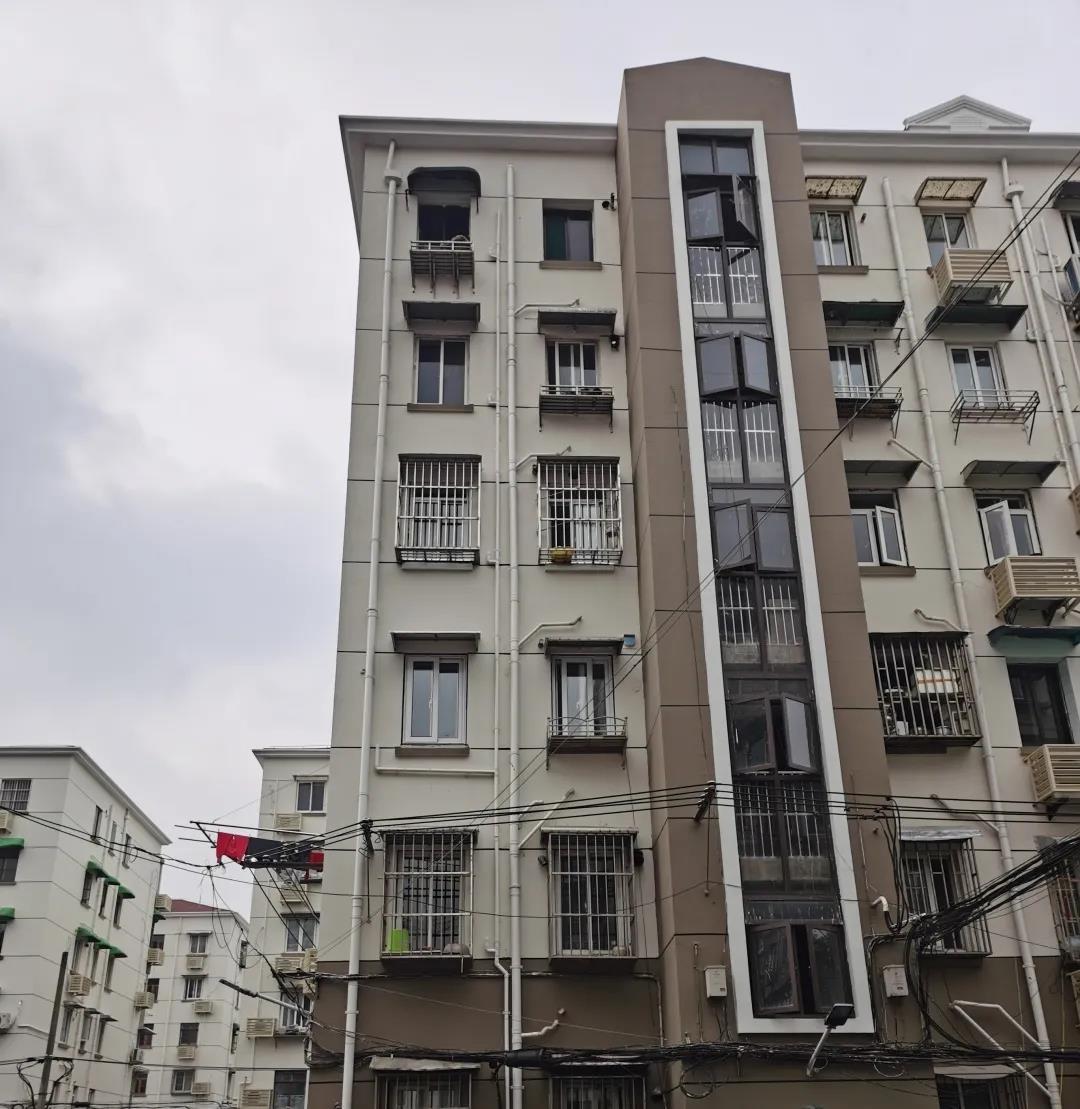 截至目前,房屋坡面改造,雨水管道分离,外立面刷新,窗扇更换,空调外机