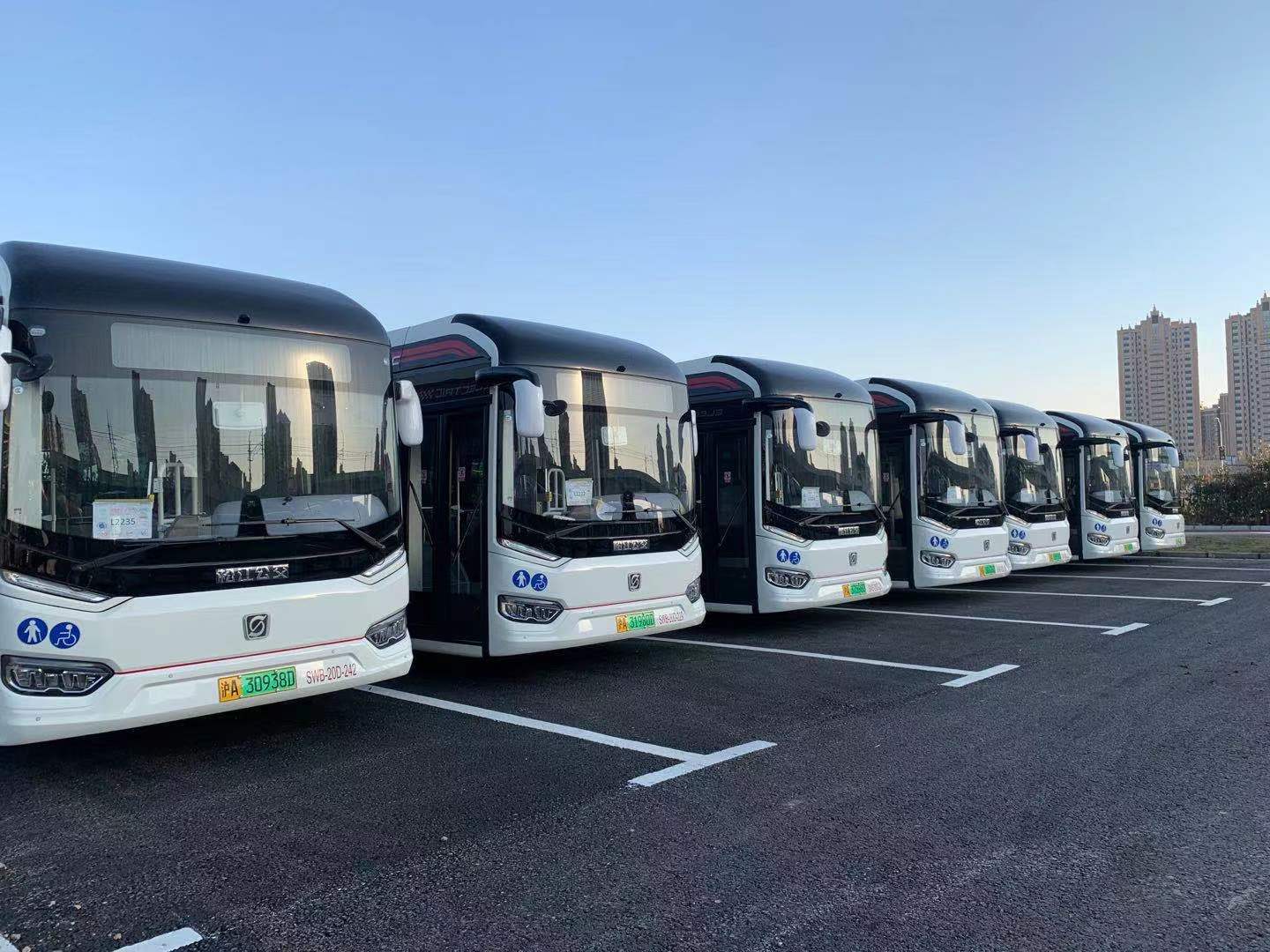 一步即可上车平稳又舒适松江上新25辆白色纯电动公交车