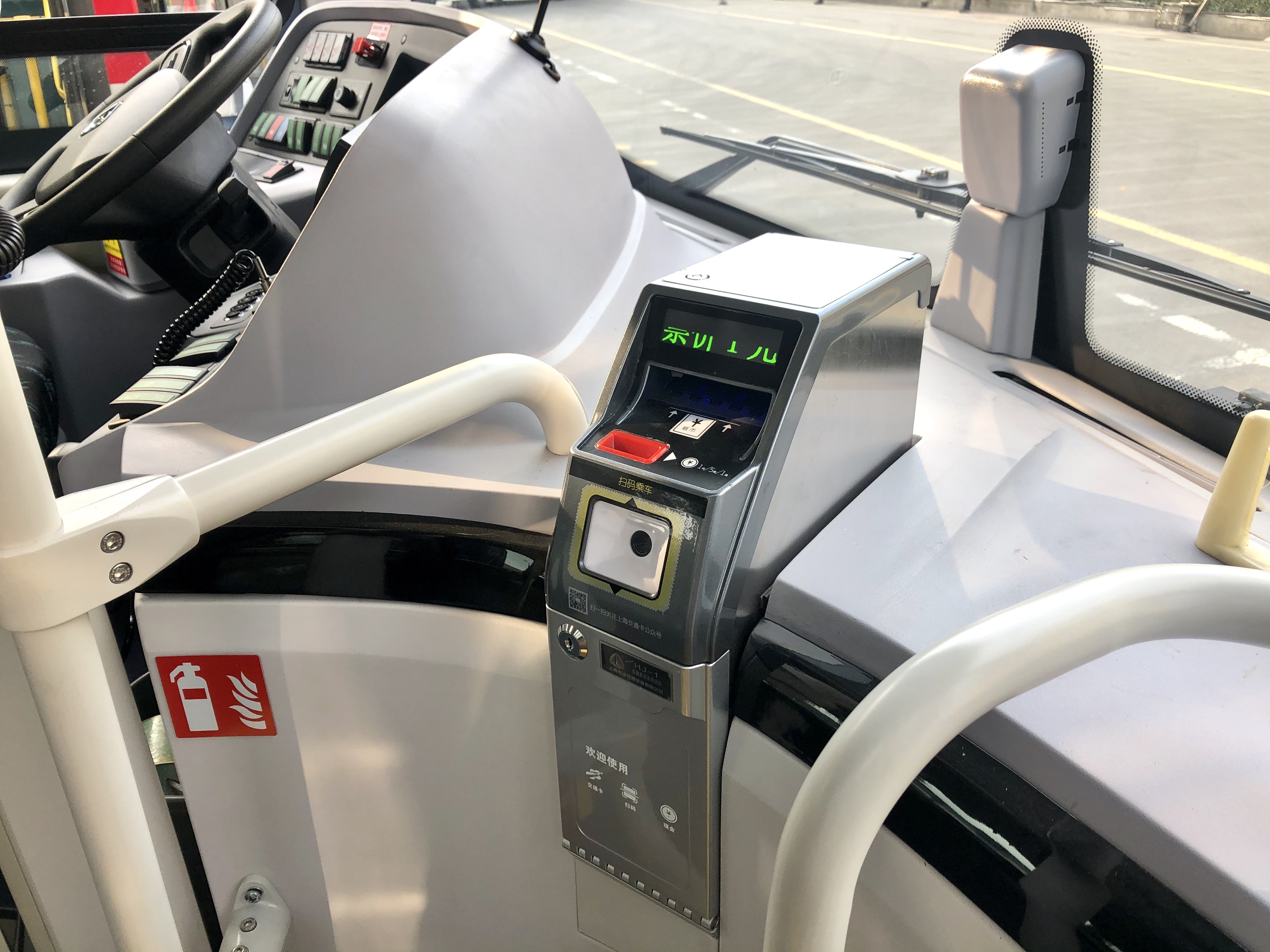 作为松江公交采购的第一批低地板新能源公交车,智能化的配置是新车型