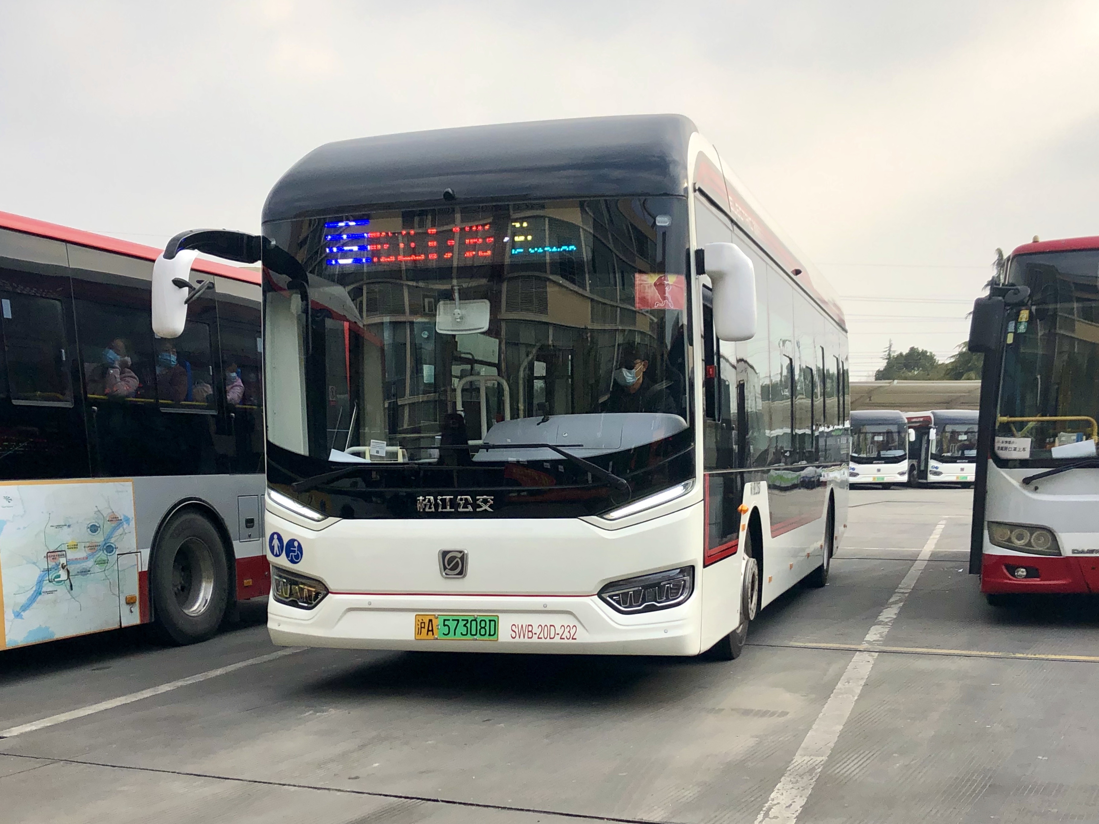 一步即可上车平稳又舒适松江上新25辆白色纯电动公交车