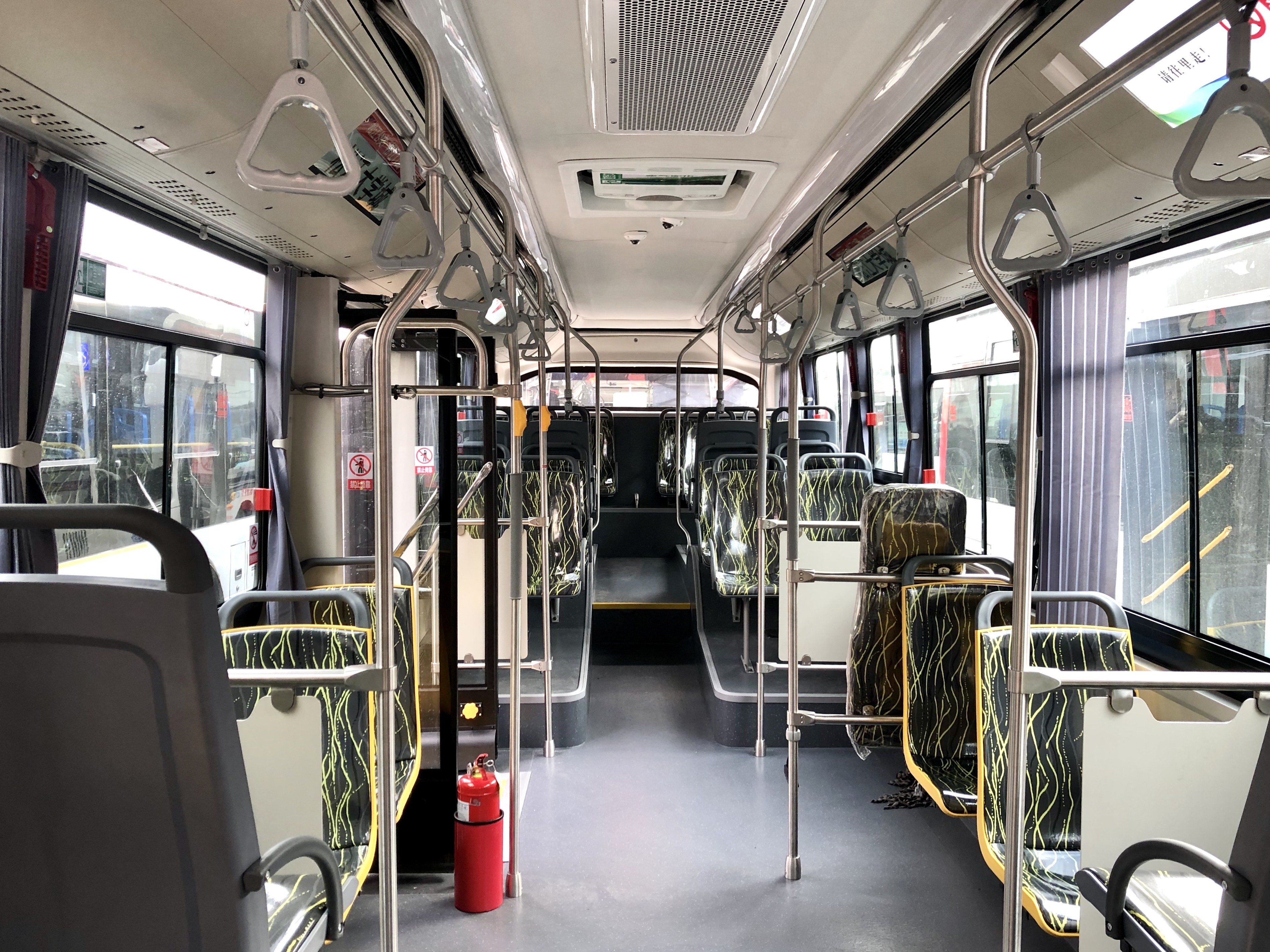 一步即可上车平稳又舒适松江上新25辆白色纯电动公交车