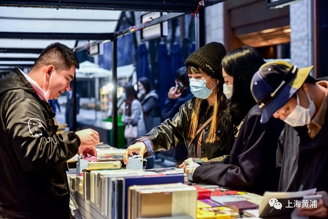 繽紛藝術集市吸引消費者紛紛打卡