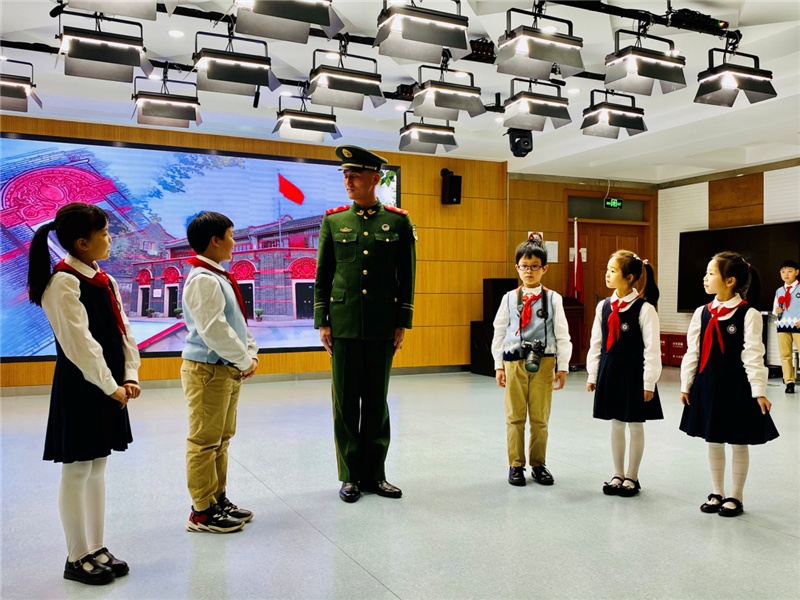 "橄榄绿"牵手"红领巾",曹光彪小学少先队员和武警战士一起说党史