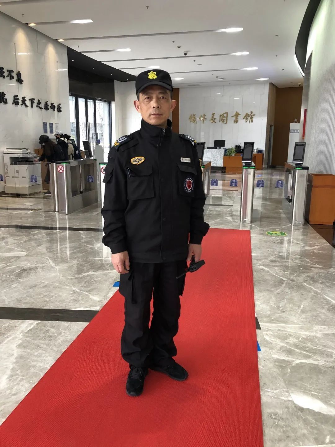 隐藏在上大图书馆的"网红"保安:"只有知识装进我脑子里,它永远不会