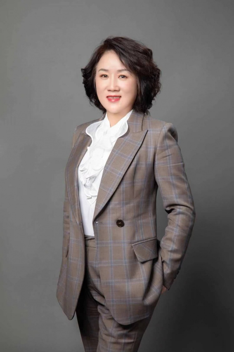 最近两年,杨菁已经彻底从财务管理转向了经营管理.