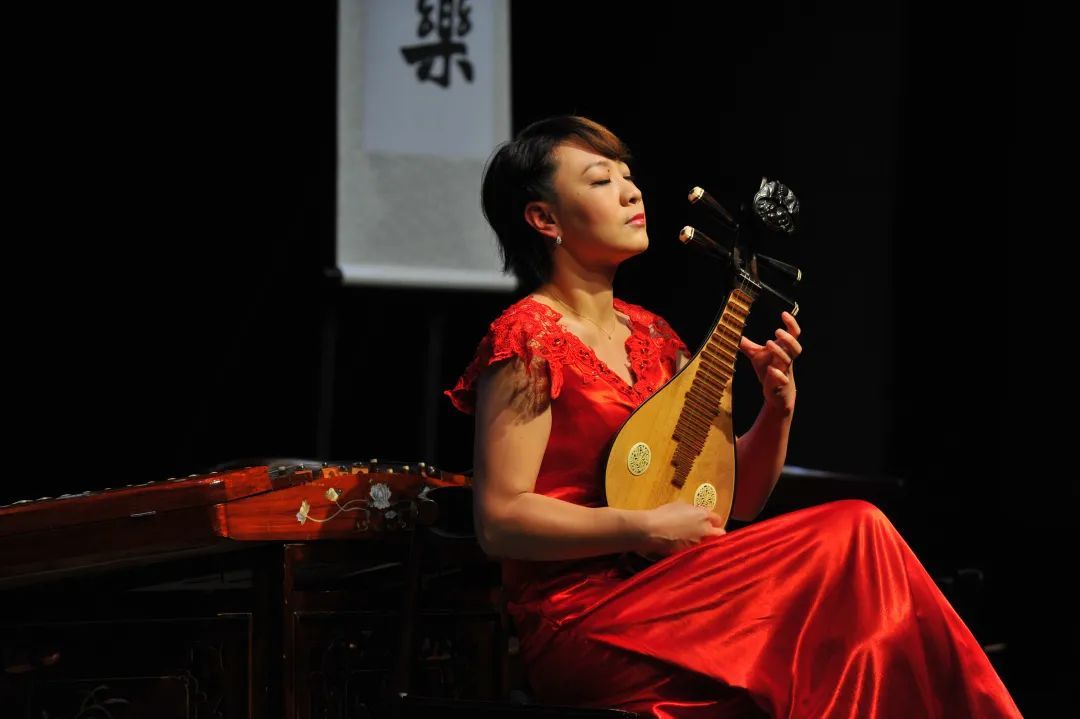 这件汉民族的琵琶自唐代起称其为阮咸,也是为了和如今的琵琶区分开,着