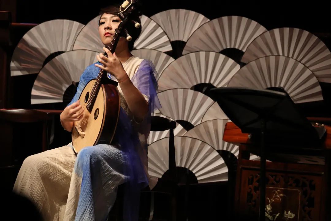 这件汉民族的琵琶自唐代起称其为阮咸,也是为了和如今的琵琶区分开,着