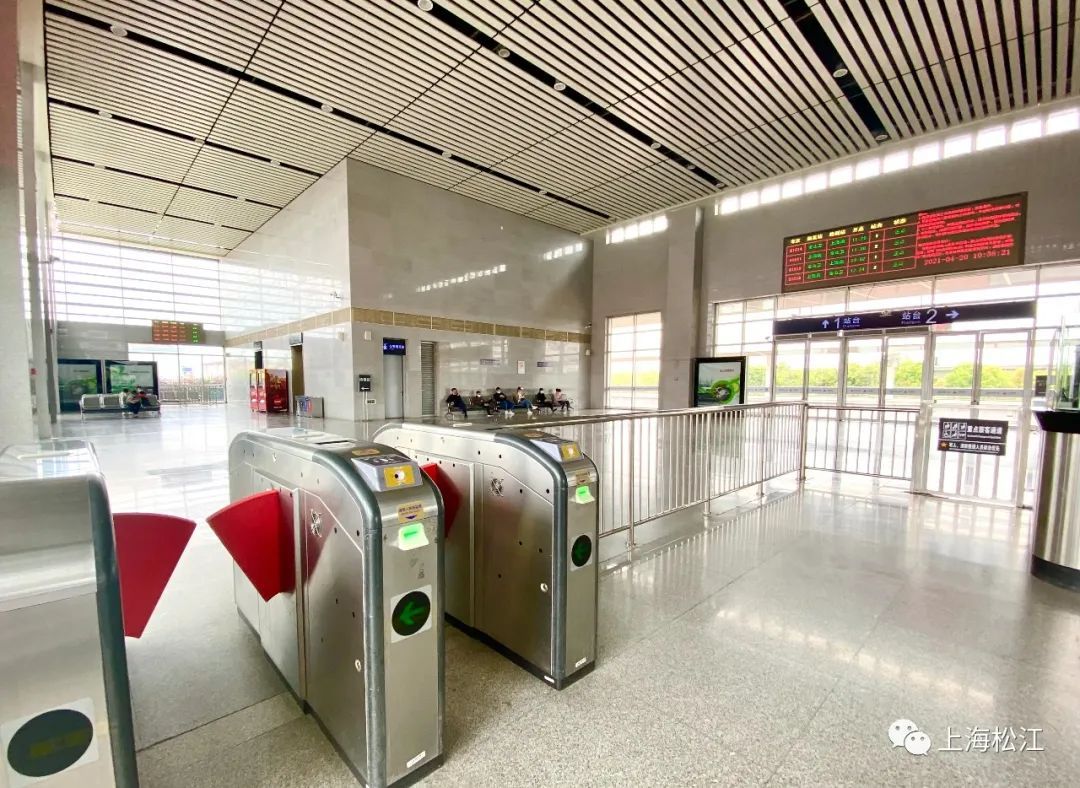 经过松江春申站,新桥站,车墩站,叶榭站,错开高峰,其实它也是一路风景.