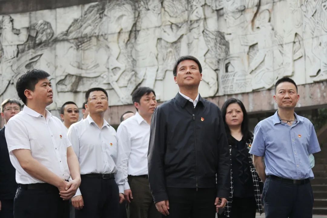 谢坚钢率杨浦代表团抵达遵义,瞻仰红军烈士陵园、参观遵义会议会址,并看望慰问援黔干部