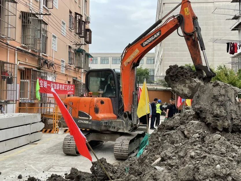 “以后下楼就方便多了!”宝山这个“老”小区的加装电梯项目开工啦