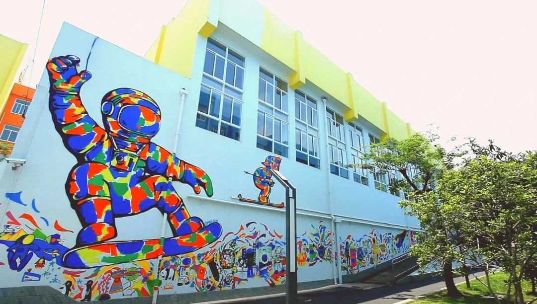 40米长巨幅彩绘墙……普陀这群学生把校园"画"成了艺术展!