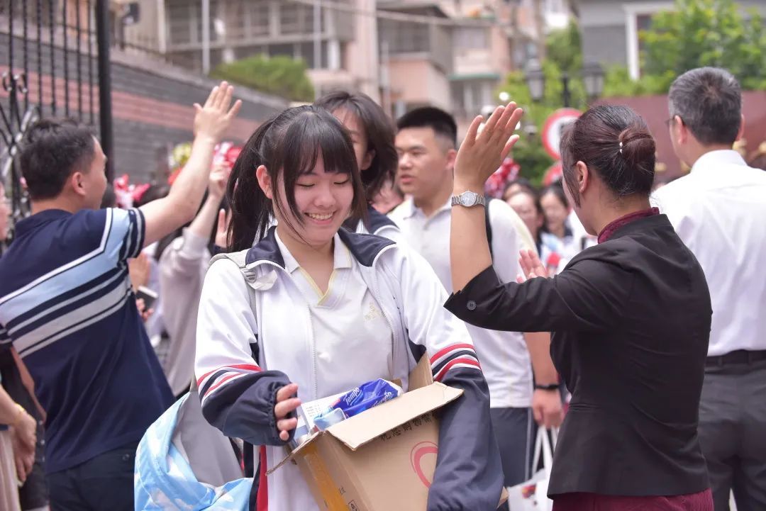 6月4日中午,宝山中学高考壮行仪式开始,伴随着校歌《宝山之光》与《我