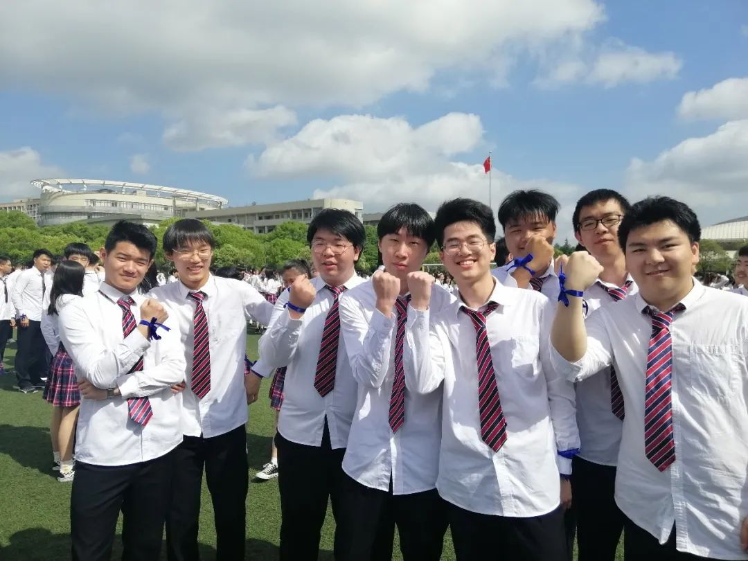 6月1日,上大附中的天空,被一根根舞动的蓝丝带映衬得格外耀眼.