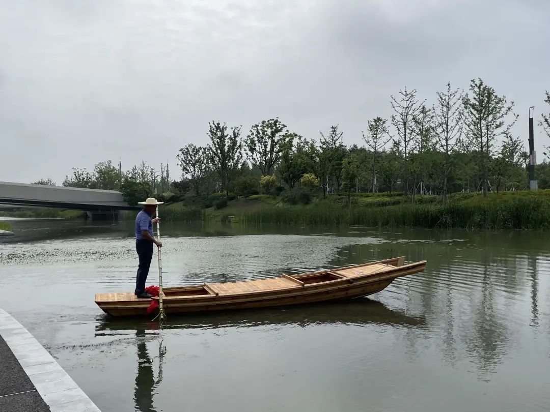 当非遗和时尚擦出火花,小舢板船悄悄摇进了九棵树水岸剧场......
