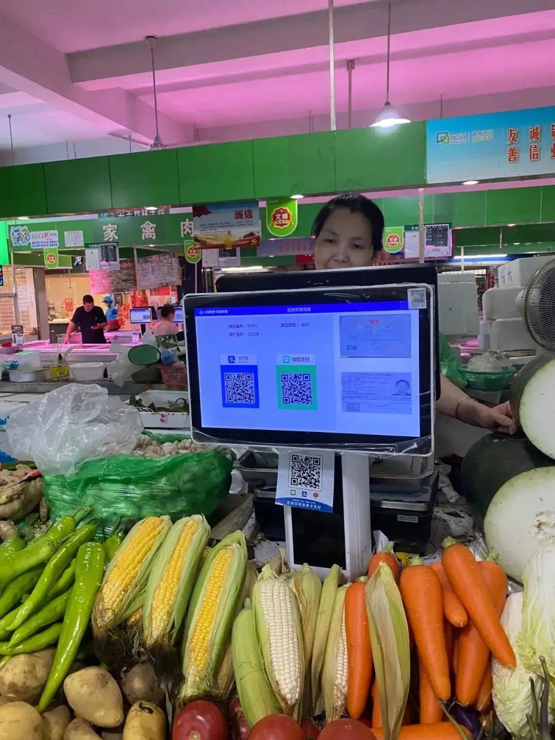 屏显示,智能电子秤,动态溯源……这个智慧菜场为何居民拍手叫好