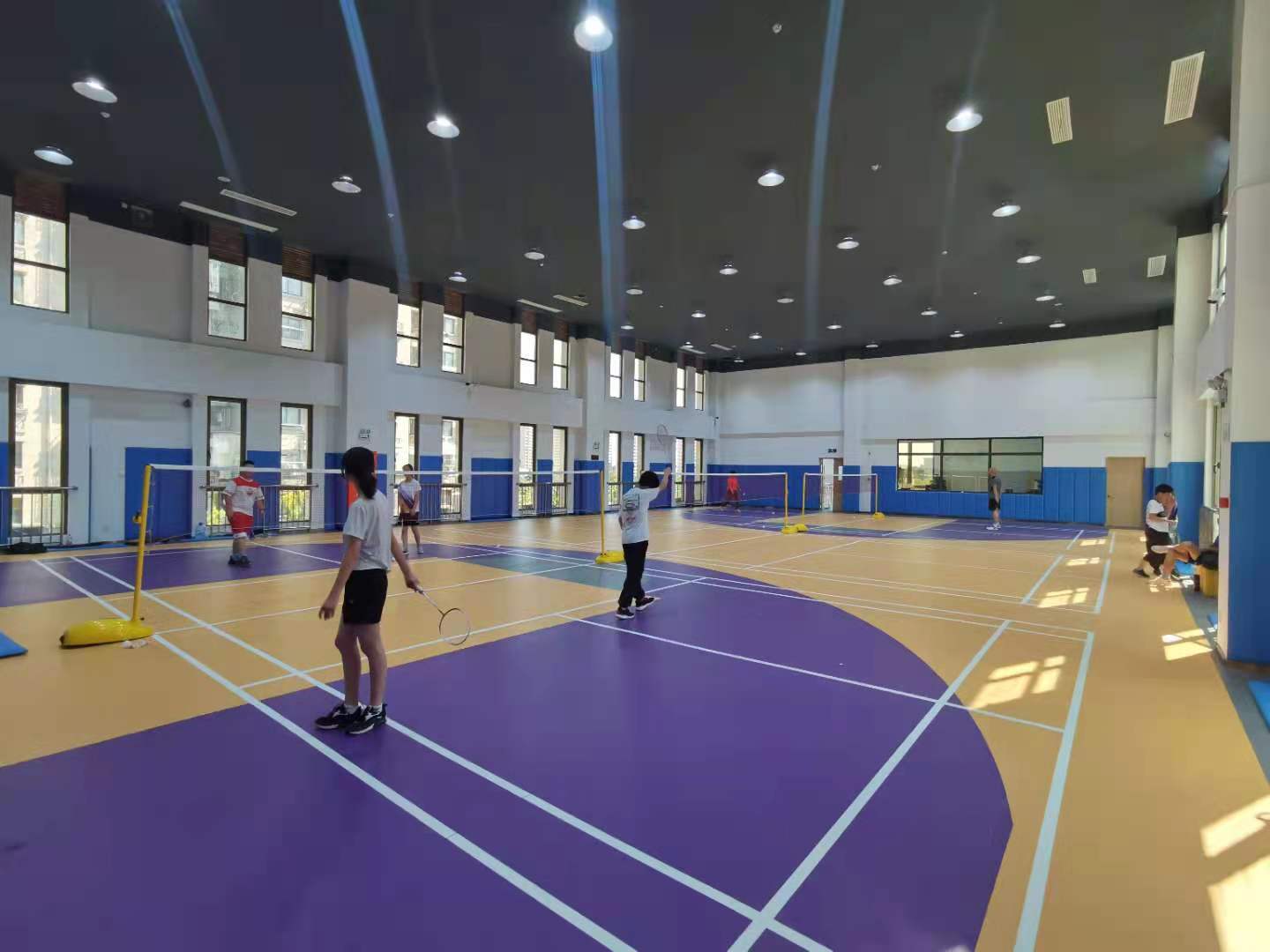 羽毛球馆中正在打球的居民