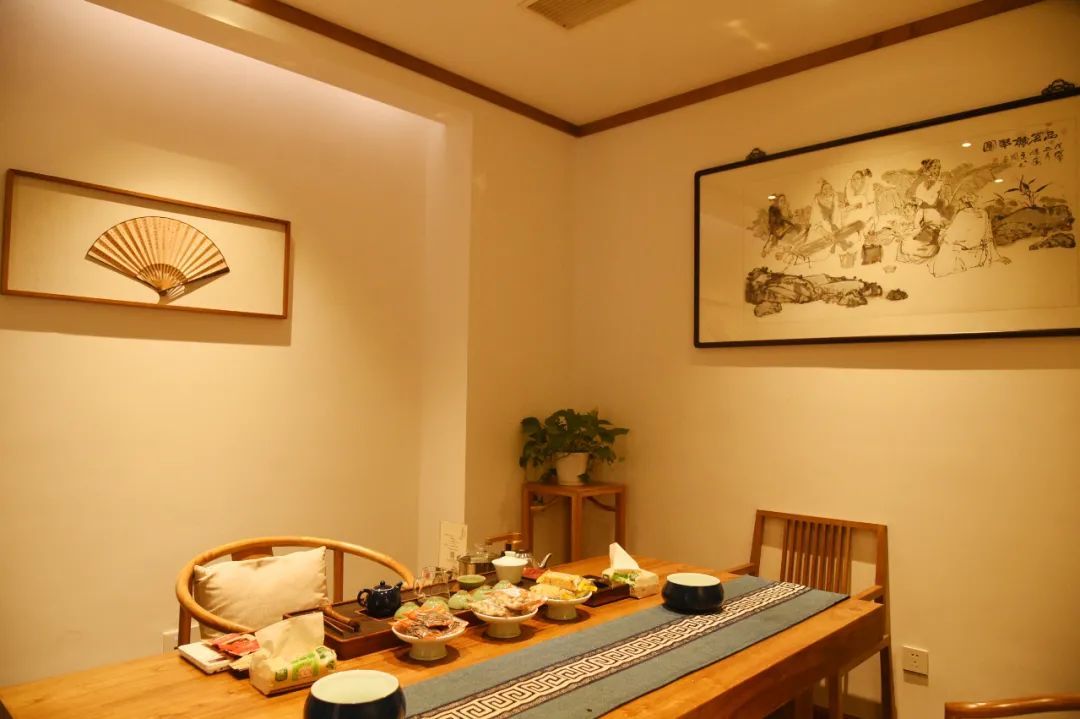 一楼主要是茶叶和茶具展区,有两张茶台可以品茶交流和选购茶叶;二楼有