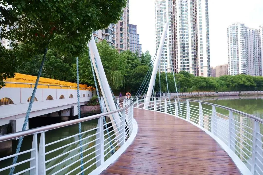 河边码头在滨水码头等处增设围栏,并对延伸至河面的