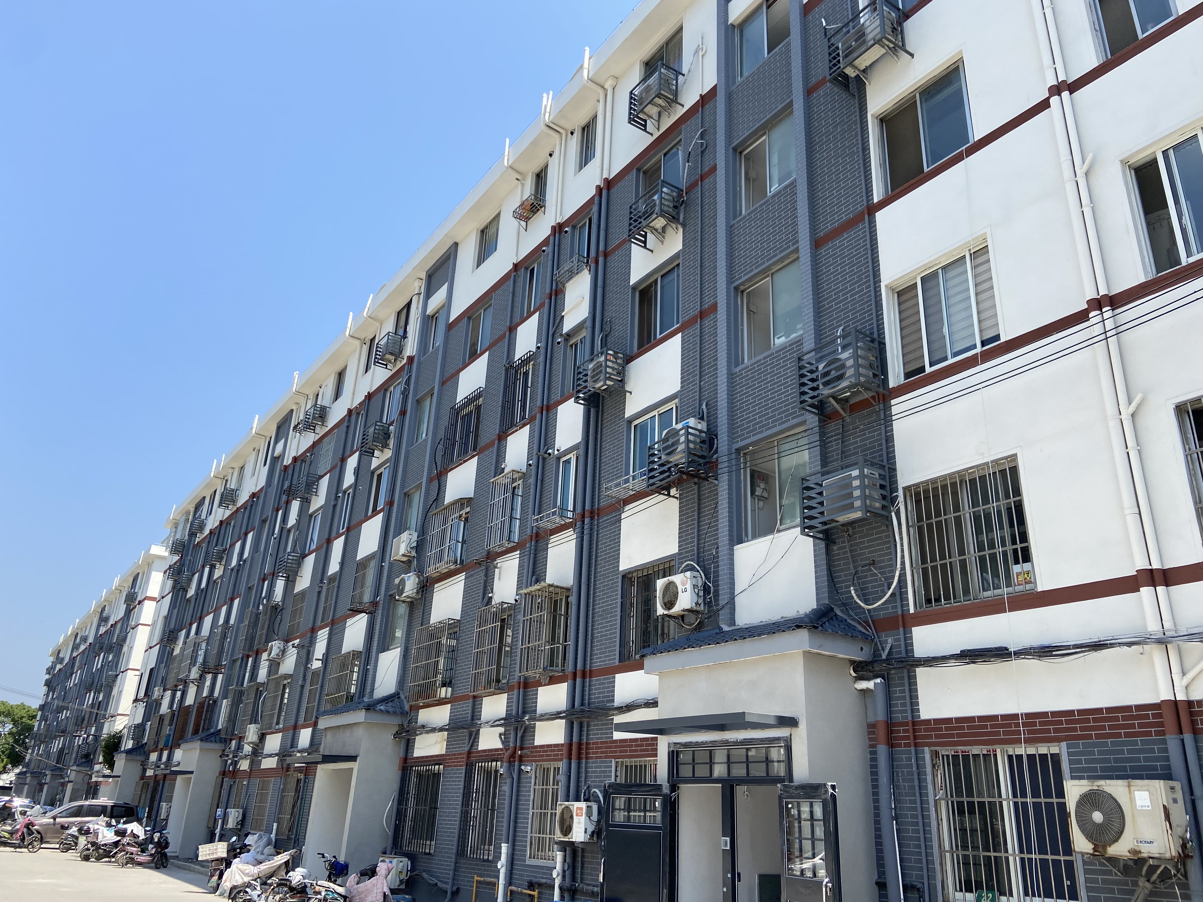 今年计划完成60万平方米的老旧住房修缮改造,"十四五"期间3.